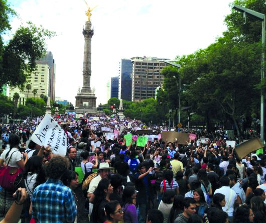 2012년 5월, 멕시코 대선을 앞두고 멕시코시티 거리에서 공정한 언론과 정치개혁을 요구한 ‘Yo Soy 132’ 시위 행진. 호세 무히카와 노엄 촘스키의 만남을 책과 다큐멘터리로 기록한 사울 알비드레스는 대학생과 청년이 주축이 된 ‘Yo Soy 132’의 창설자였다. 시대의창 제공