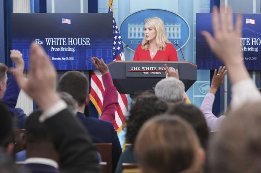 29일 미국 워싱턴 디시(D.C.) 백악관 제임스 브래디 브리핑룸에서 캐럴라인 레빗 백악관 대변인이 기자들과 질의응답을 하고 있다. 워싱턴/AP 연합뉴스