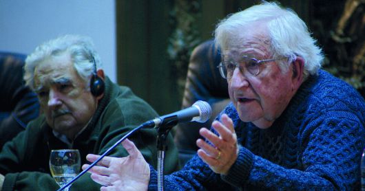 2017년 7월 우루과이 몬테비데오에서 열린 콘퍼런스에서 노엄 촘스키(오른쪽)의 강연을 호세 무히카가 경청하고 있다. 시대의창 제공