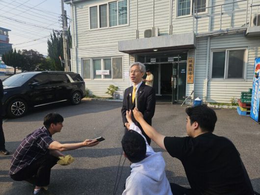 권영국 민주노동당 대통령 후보가 29일 오전 전남 여수 주삼동 주암마을회관에서 사전투표를 마친 뒤 기자들과 이야기를 나누고 있다. 류석우 기자