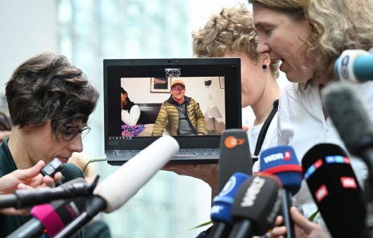 지난 28일 독일 함 고등지방법원에서 패소한 뒤, 사울 루시아노 리우야를 대리한 변호사 로다 베르헤옌(오른쪽)이 노트북을 통해 페루에 있는 루시아노 리우야와 이야기를 나누고 있다. AFP 연합뉴스