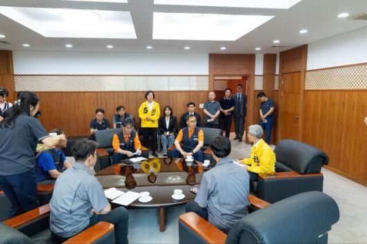 권영국 민주노동당 대통령 후보가 29일 오후 광주 광산구 금호타이어 광주공장을 찾아 사측과 노조와 이야기를 나누고 있다. 민주노동당 제공