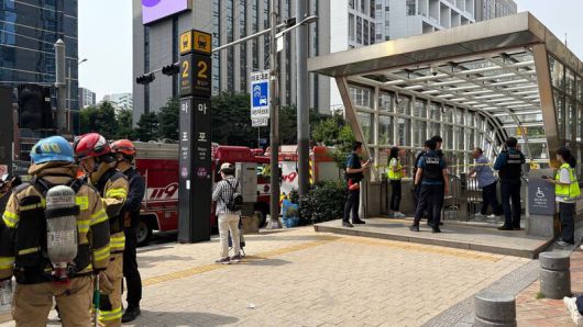 31일 서울 지하철 5호선 여의나루역~마포역에서 열차 내 화재가 발생한 뒤 소방과 경찰이 현장을 통제하고 있다. 이나영 기자