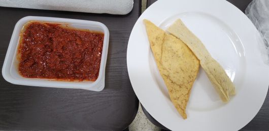 ‘북향민’들과 함께 ‘인조고기’(사진) 등 북한 음식도 나눠 먹었다. 신현수 제공