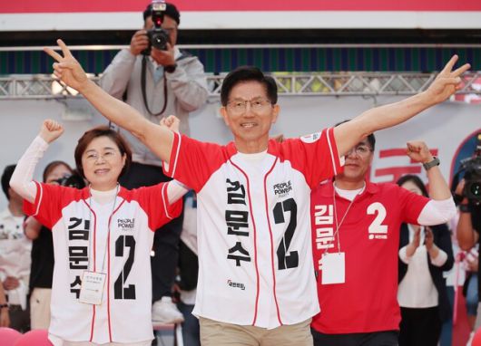 김문수 국민의힘 대통령 후보가 5월31일 경북 포항시 북포항우체국 앞에서 열린 집중유세에서 지지를 호소하고 있다. 연합뉴스