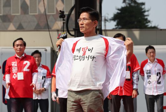 김문수 국민의힘 대통령 후보가 6월1일 경기 수원컨벤션센터 광장에서 열린 유세에서 지지를 호소하고 있다. 연합뉴스