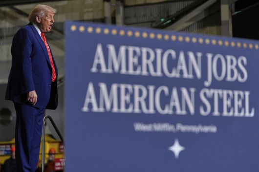 지난달 30일 도널드 트럼프 미국 대통령이 미 펜실베이니아주 유에스(US)스틸 공장에서 미국으로 수입되는 외국산 철강 제품의 추가 관세 인상 계획을 발표하고 있다. AP연합뉴스