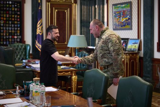볼로디미르 젤렌스키 우크라이나 대통령이 1일(현지시각) 우크라이나 키이우에서 이번 작전을 총괄한 보안국(SBU) 바실 말리우크 국장과 악수하고 있다. 로이터 연합뉴스
