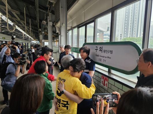 권영국 민주노동당 대통령 후보가 2일 오전 서울 광진구 구의역에서 스크린도어를 수리하다 열차에 치여 사망한 김군의 동료들을 안아주고 있다. 류석우 기자