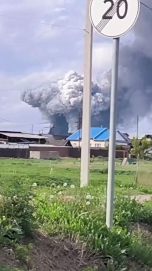 1일(현지시각) 러시아 이르쿠츠크주에서 우크라이나가 드론 공격을 한 곳으로 추정되는 군사 기지에서 연기가 피어오르고 있다. 로이터 연합뉴스