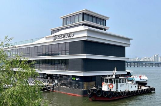 편의점 씨유(CU)가 한강버스 선착장에 라면 특화점 ‘라면 라이브러리’를 선보인다. 씨유 제공