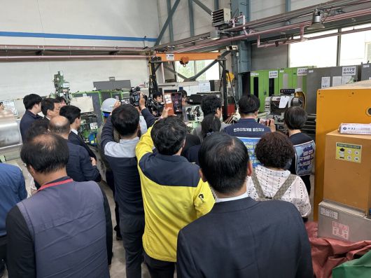 3일 오후 김충현씨 유족과 권영국 대선 후보 등이 태안화력발전소 종합정비동 사고 현장을 둘러보고 있다. 송인걸 기자