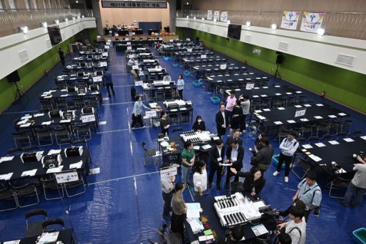 제21대 대통령선거 투표일을 하루 앞둔 2일 오후 서울 용산구 신광여자고등학교에 마련된 용산구 선거관리위원회 개표소에서 선관위 직원과 개표 사무원들이 투표지 분류기 등을 최종 점검하고 있다. 공동취재사진
