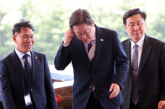 이재명 대통령이 4일 오후 서울 용산 대통령실에 도착해 집무실로 이동하고 있다. 2025.06.04 대통령실사진기자단 한겨레 김태형