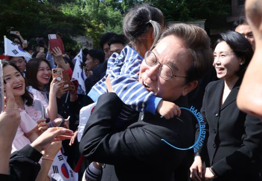이재명 대통령이 4일 인천 계양구 사저에서 공식 일정을 위해 출발하며 한 어린이를 안아주고 있다. 연합뉴스