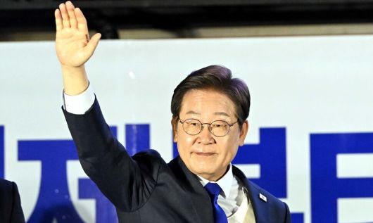 이재명 대통령 당선자가 후보가 4일 서울 여의도 국회 인근에서 더불어민주당 주최로 열린 국민개표방송 행사에 참석해 시민들을 향해 인사하고 있다. 공동취재사진