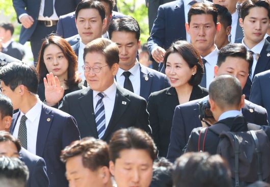 이재명 대통령과 김혜경 여사가 4일 인천 계양구 자택을 나서며 주민들과 지지자들에게 인사하고 있다. 연합뉴스