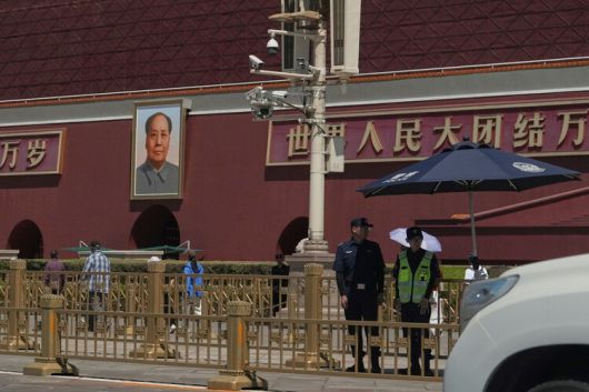 6·4 톈안먼(천안문) 사건 36주년인 4일 중국 베이징 톈안먼 광장에 공안이 배치되어 순찰하고 있다. 베이징/AP 연합뉴스