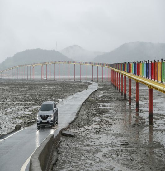 지난해 완공된 ‘우도 레인보우교’. 알록달록한 무지개색이 독특한 풍광을 연출한다. 과거 노둣길은 차량 전용 도로가 됐다. 박미향 기자