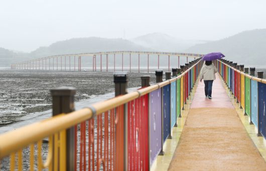 지난해 완공된 ‘우도 레인보우교’. 알록달록한 무지개색이 독특한 풍광을 연출한다. 박미향 기자