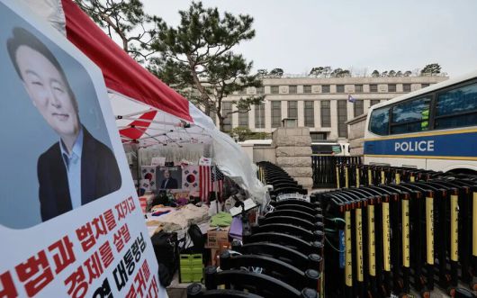 지난 3월24일 서울 종로구 헌법재판소 앞에 바리케이드 등이 설치돼 있다. 연합뉴스