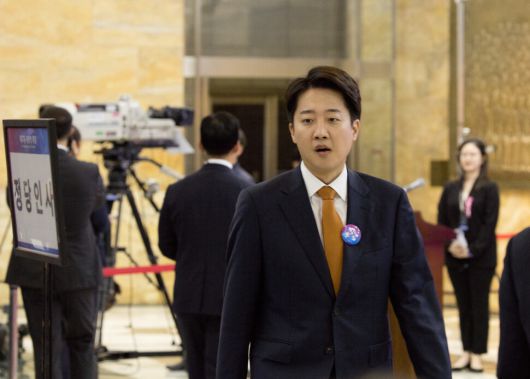 이준석 개혁신당 의원이 4일 서울 여의도 국회에서 열린 제21대 이재명 대통령 취임선서식에 참석하고 있다. 국회사진기자단