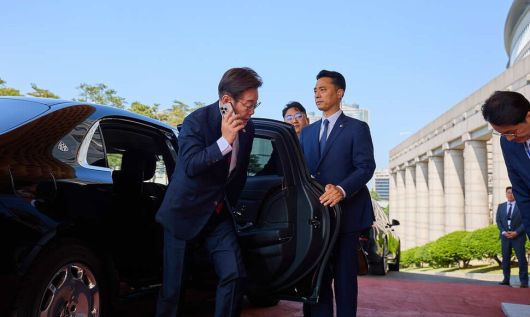 이재명 대통령이 5일 서울 용산 대통령실 청사로 출근하고 있다. 대통령실 제공