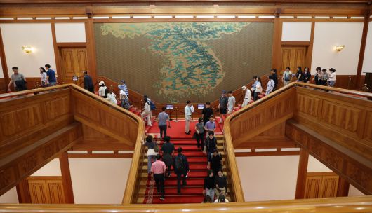 5일 오후 서울 종로구 청와대를 찾은 관람객들이 본관 내부를 둘러보고 있다. 신소영 기자 viator@hani.co.kr