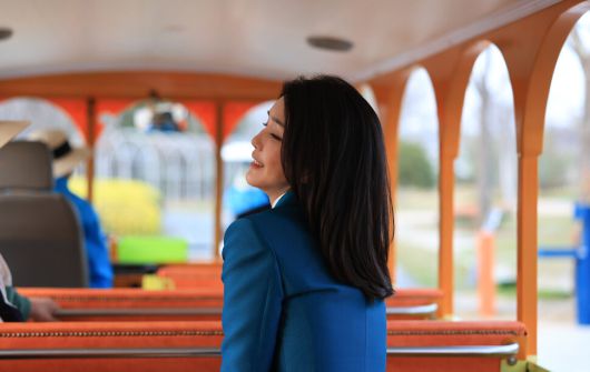 김건희 여사가 2023년 3월 전남 순천 순천만국제정원박람회장에서 국가별 정원을 둘러보고 있다. 대통령실 제공