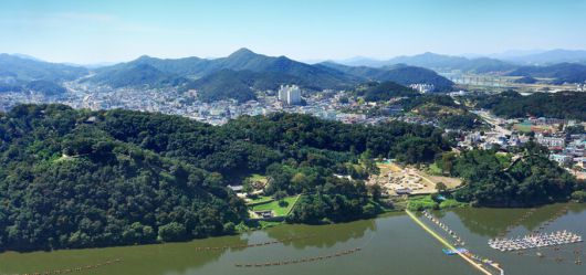 금강 변에 자리 잡은 공산성과 공주 시내의 모습. 공주시청 누리집