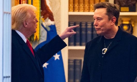 도널드 트럼프 미국 대통령은 5일 일론 머스크가 이끄는 기업들에 대한 정부 계약을 철회할 수 있다고 경고했다. 사진은 트럼프 대통령이 2025년 3월14일 백악관에서 플로리다 자택으로 출발 전, 머스크와 대화하는 모습이다. 불과 석 달만에 두 사람의 관계는 최악으로 악화했다. AFP연합뉴스