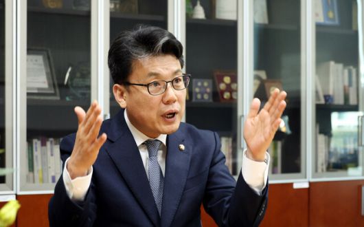 진성준 민주당 정책위의장이 4월25일 오후 국회 의원회관에서 한겨레와 인터뷰하고 있다. 김경호 선임기자 jijae@hani.co.kr