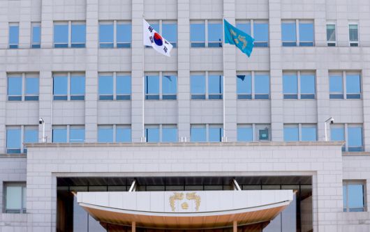 21대 이재명 대통령 임기가 시작된 4일 서울 용산 대통령실 청사에 봉황기가 게양돼 있다. 연합뉴스