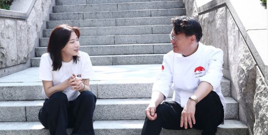 ‘제18회 이금기 요리대회’에서 우승한 대학생 민현빈씨(왼쪽)와 심사위원 여경래 셰프. 박미향 기자