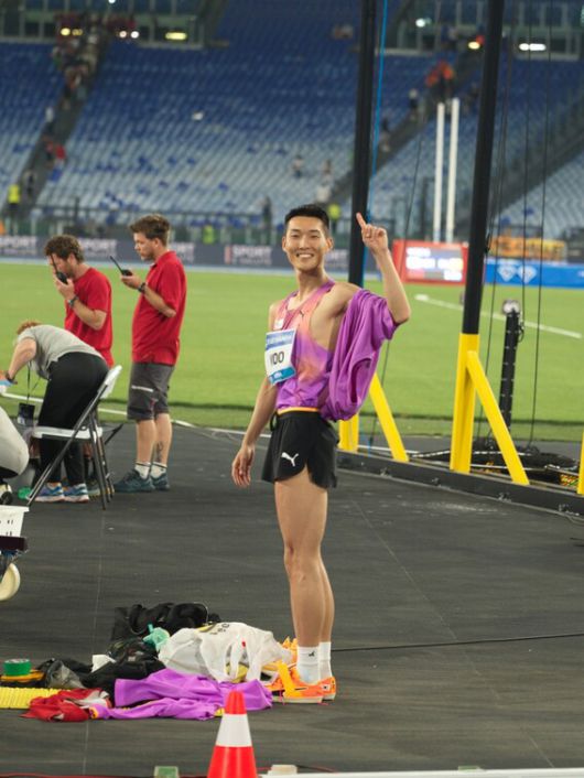 우상혁이 7일(한국시각) 이탈리아 로마에서 열린 로마 다이아몬드리그 남자 높이뛰기 경기를 시작하며, 관중을 향해 손을 흔들고 있다.로마/연합뉴스