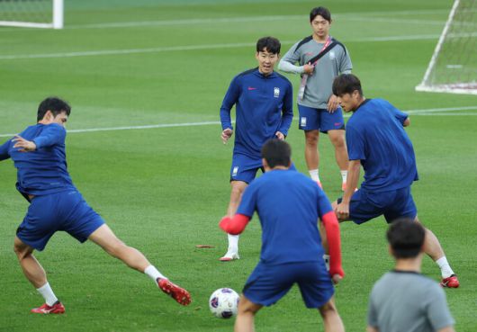 손흥민(사진 가운데) 등 한국 축구 국가대표 선수들이 쿠웨이트와의 2026 북중미 월드컵 아시아 3차 예선 최종전을 하루 앞둔 9일 서울월드컵경기장에서 훈련을 하고 있다. 연합뉴스