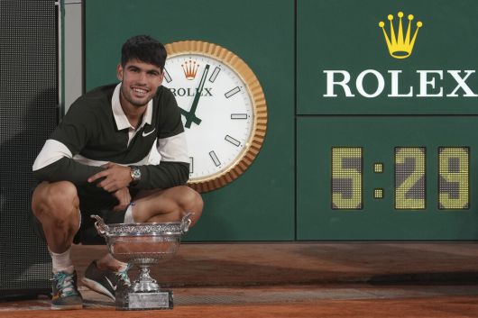 카를로스 알카라스(스페인)가 8일(현지시각) 프랑스 파리의 롤랑가로스에서 열린 프랑스오픈 테니스 남자단식 결승전에서 세계 1위 얀니크 신네르(이탈리아)를 5세트 접전 끝에 꺾은 뒤 우승컵과 함께 포즈를 취하고 있다. 5시간29분 경기 시간은 프랑스오픈 남자단식 결승 최장 시간 기록이다. 파리/AP 연합뉴스