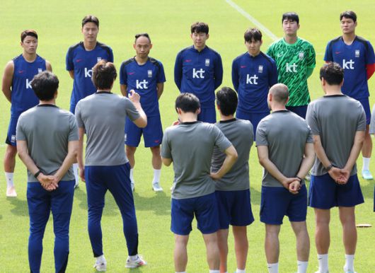 홍명보 축구대표팀 감독이 8일 파주 대표팀트레이닝센터(NFC)에서 열린 팀 훈련에 앞서 선수들에게 지시하고 있다. 연합뉴스