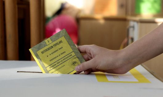 이탈리아에서 시민권 취득 요건을 완화하는 안을 국민투표에 부쳤으나 투표율이 30%에 그쳤다. 8일 로마의 한 투표소 풍경. 로이터 연합뉴스