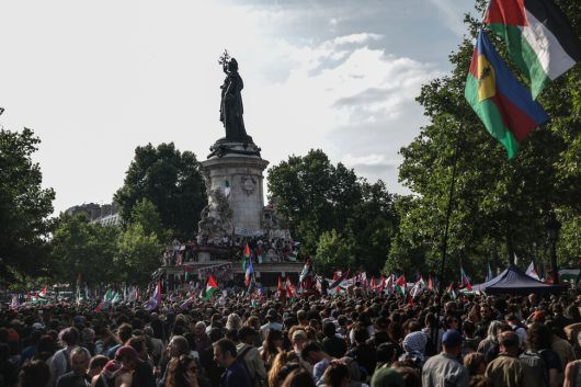 9일(현지시각) 프랑스 파리 공화국 광장에서 열린 가자지구와 팔레스타인을 위한 연대 집회에서 시위대가 팔레스타인 국기를 흔들고 있다. 파리/EPA 연합뉴스