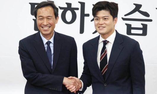 우상호 대통령실 정무수석(왼쪽)이 10일 오후 서울 여의도 국회를 찾아 김용태 국민의힘 비상대책위원장을 만나 인사하고 있다. 윤운식 선임기자 yws@hani.co.kr