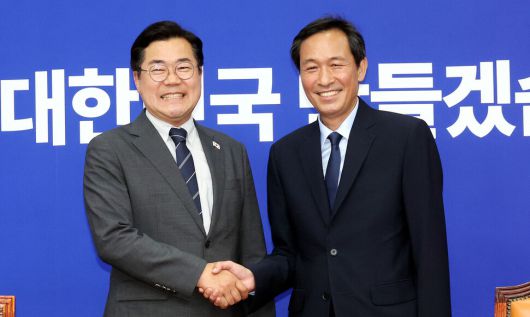 우상호 대통령실 정무수석(오른쪽)이 10일 오후 서울 여의도 국회를 찾아 박찬대 더불어민주당 대표 직무대행 겸 원내대표를 만나 악수하고 있다. 김경호 선임기자 jijae@hani.co.kr