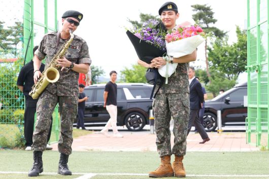 육군 현역 복무를 마치고 만기 전역한 그룹 방탄소년단(BTS) RM이 10일 강원 춘천시 신북읍체육공원에서 색소폰 연주를 하고 있다. 연합뉴스