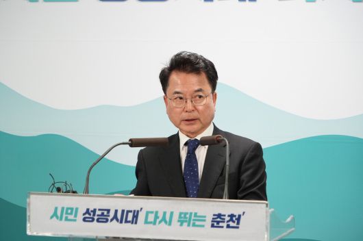 육동한 춘천시장이 10일 기자간담회에서 강원도가 국토교통부에 ‘춘천시 혁신지구 공모사업을 평가 대상에서 제외해 달라’는 취지의 공문을 보낸 것에 대한 불만을 토로하고 있다. 춘천시 제공
