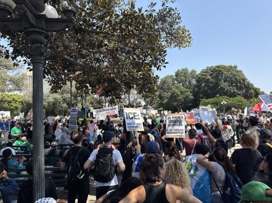 9일(현지시각) 시위대가 로스앤젤레스의 엘 푸에블로 데 로스 앙헬레스 역사 기념지에 모여 구호를 외치고 있다.