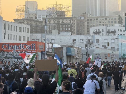 지난 7일 이민세관단속국(아이스·ICE)의 대대적인 단속 이후 나흘째 이에 항의하는 시위가 미국 캘리포니아주 로스앤젤레스 다운타운에서 이어지고 있다.