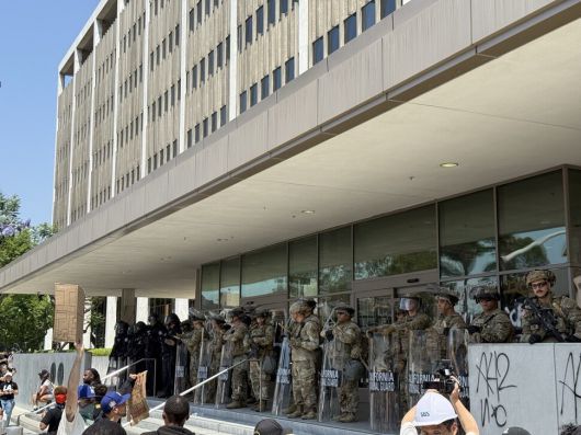 지난 7일 이민세관단속국(아이스·ICE)의 대대적인 단속 이후 나흘째 이에 항의하는 시위가 미국 캘리포니아주 로스앤젤레스 다운타운에서 이어지고 있다. 9일 시위대는 오후 내내 연방 기관이 입주한 청사에 집중했다. 도널드 트럼프 미국 대통령이 법적 논란을 빚으며 동원한 주 방위군이 이 건물 경계 근무 중이었기 때문이다.