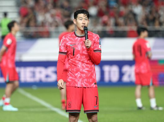 한국 축구 국가대표팀 손흥민이 10일 서울월드컵경기장 쿠웨이트와 2026 북중미 월드컵 아시아 3차 예선 최종전에서 승리한 뒤 열린 축하 행사에서 소감을 말하고 있다. 연합뉴스