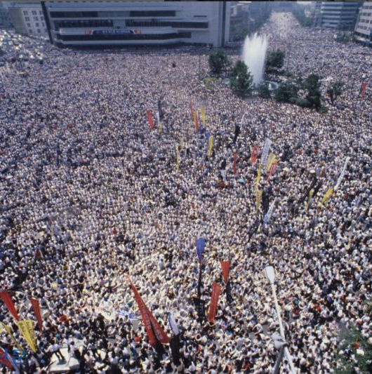 1987년 7월9일 서울시청 광장에서 열린 이한열 열사 장례식에 운집한 사람들. 민주화운동기념사업회 인스타그램 갈무리