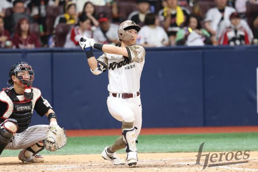 키움 히어로즈 원성준이 8일 서울 고척스카이돔에서 열린 2025 KBO리그 엘지 트위스와 경기에서 9회말 솔로 홈런을 치고 있다. 키움 히어로즈 제공